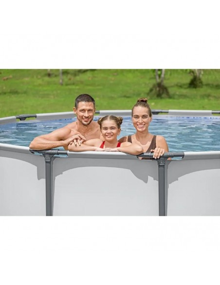 Piscine Bestway 56950 avec échelle de sécurité installée Piscine Bestway 56950 avec échelle de sécurité installée