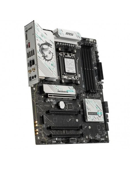 MSI B850 Gaming Plus WiFi AM5 DDR5 vue inclinée MSI B850 Gaming Plus WiFi AM5 DDR5 vue inclinée
