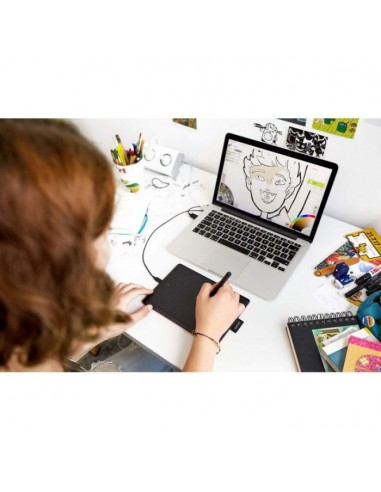 Explorez un monde de possibilités artistiques avec la tablette graphique One By WACOM Small.