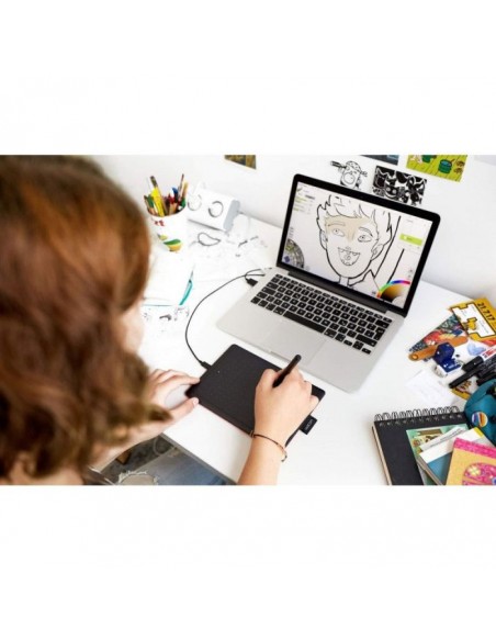 Explorez un monde de possibilités artistiques avec la tablette graphique One By WACOM Small.