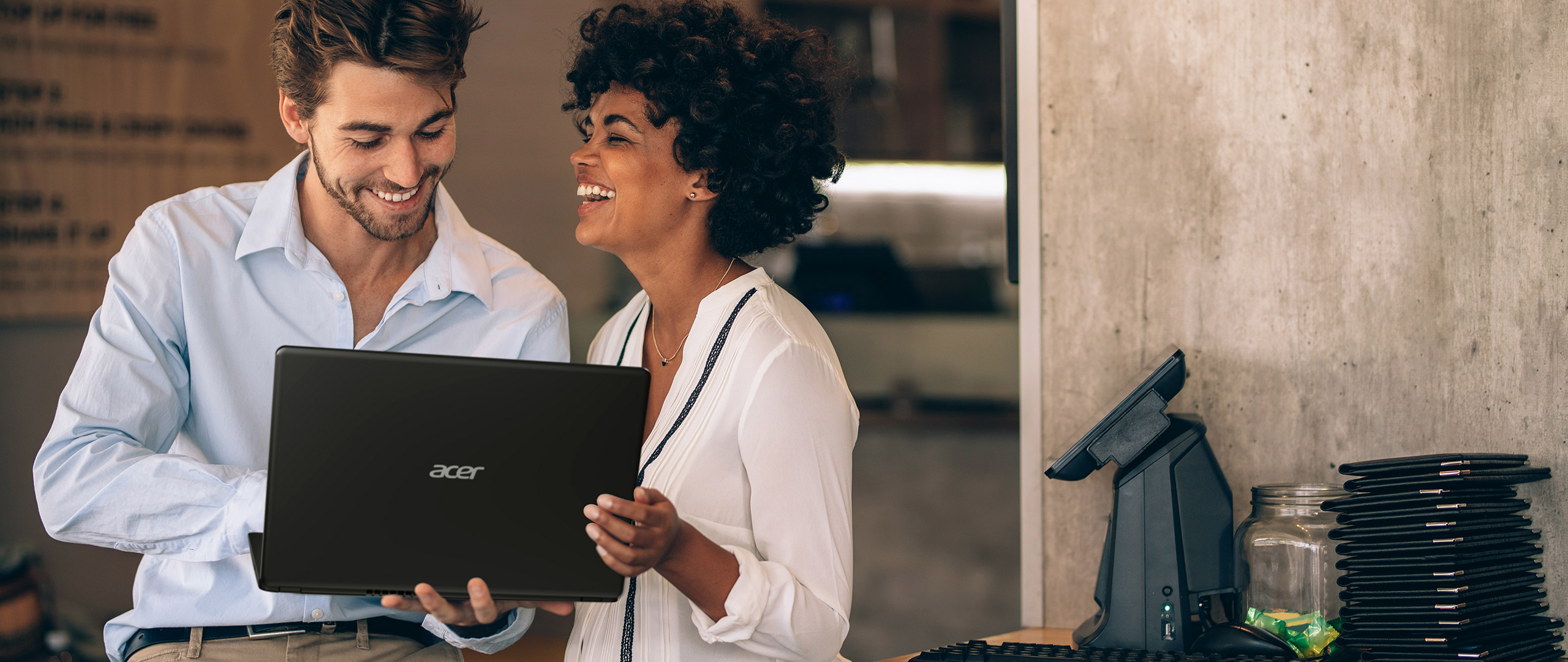 Acer Extensa 15 est le PC portable ultime pour les professionnels et les étudiants. Avec sa conception ergonomique et ses performances de pointe, il garantit une productivité optimale où que vous soyez