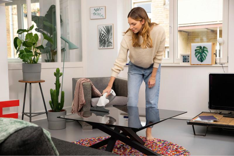 Nettoyeur de vitres sans fil Karcher WV 1 en pleine utilisation